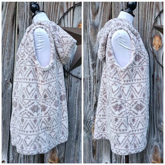 Plush Hooded Vest UGG Koolaburra Size M White Gray Geo Print Fleece Fuzzy Sherpa - Picture 2 of 8